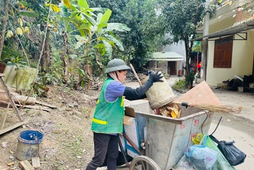 Công việc thầm lặng của công nhân môi trường ngày cuối năm