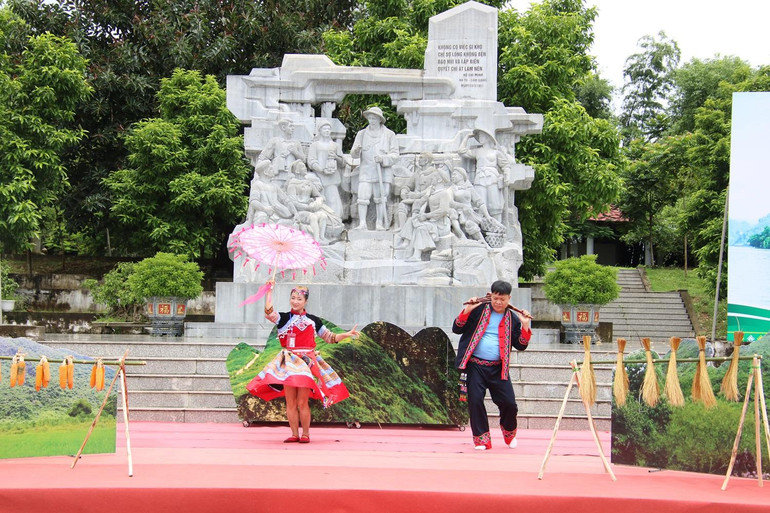 Phần thi năng khiếu của thí sinh Lục Thị Nga, hiện đang công tác tại Đoàn TNCS Hồ Chí Minh thành phố Bắc Kạn. IMG_8160.JPG