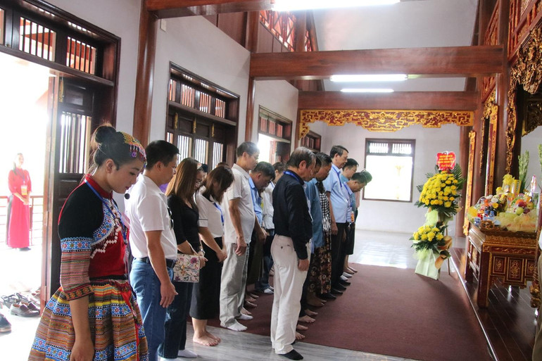 Thành viên Ban Tổ chức, Ban giám khảo dâng hương tại Di tích lịch sử Nà Tu. IMG_8119.JPG