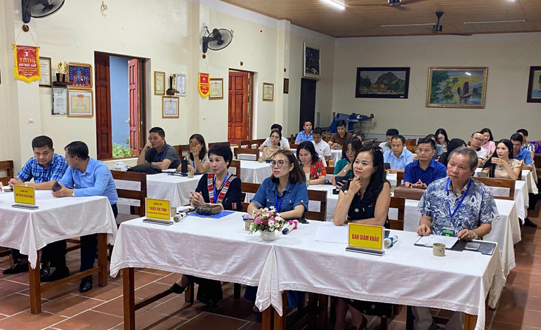 Ban giám khảo nghe thí sinh tỉnh Hà Giang thuyết minh điểm du lịch động Lùng Khúy. HG4.jpg