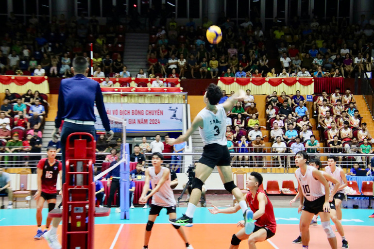Cú đập đầy uy lực của số 3 Trần Minh Đức (Biên Phòng), anh sở hữu chiều cao 1m84 và có khả năng bật đà 3m20. IMG_1357.jpeg