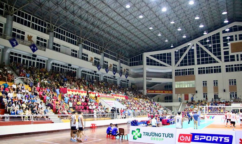 Mặc dù ở Bắc Kạn mưa khá to nhưng người dân ở khu vực thành phố vẫn đến cổ vũ rất nhiệt tình cho các đội bóng. IMG_1361.jpeg