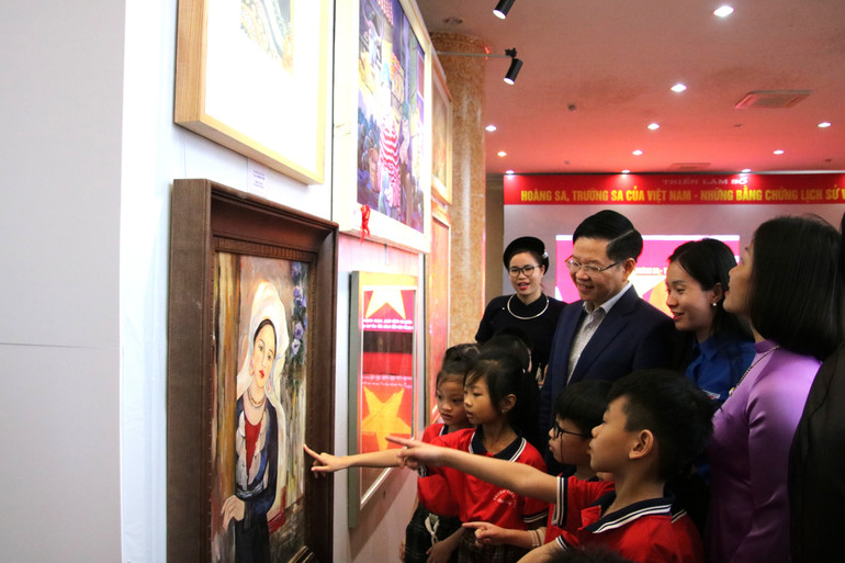 Đại biểu và các em học sinh tham quan không gian trưng bày các tác phẩm hội họa. img-3830.jpg