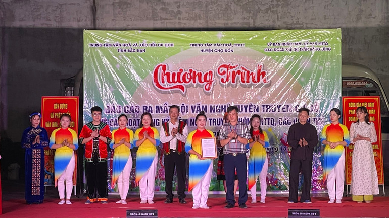 Đồng chí Ngọc Mạnh Hùng, quyền Chủ tịch UBND thị trấn Bằng Lũng trao quyết định thành lập Đội VNTTCS. img-3441-4168.jpeg