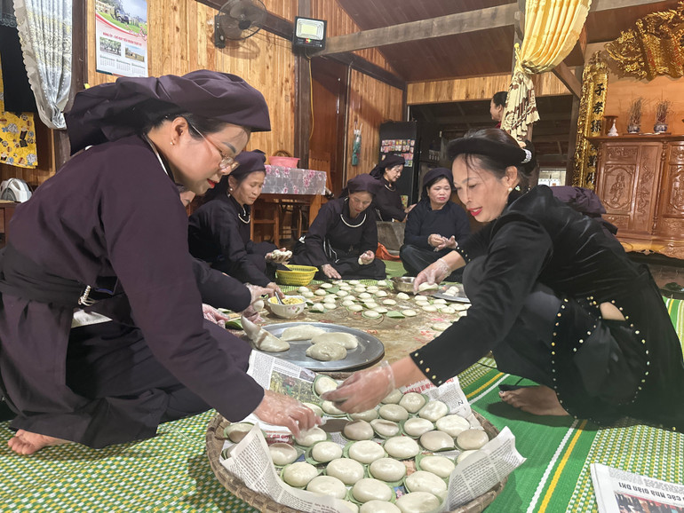 Trải nghiệm làm bánh giầy cùng bà con ở Nà Hin, thị trấn Yến Lạc. img-6563.jpg