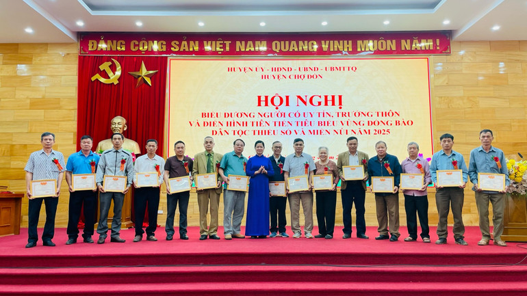 Đồng chí Ma Thị Na, Phó Bí thư thường trực, Phụ trách Đảng bộ, Chủ tịch HĐND huyện trao Giấy khen cho người uy tín. img-2849.jpg