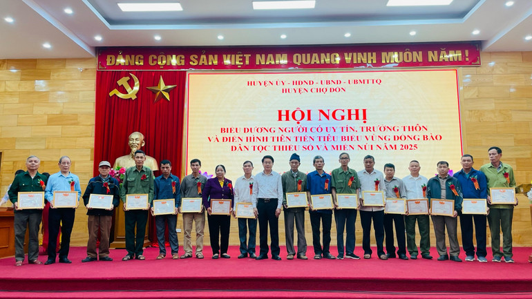 Đồng chí Ma Doãn Kháng, Ủy viên Ban Thường vụ Huyện ủy, Phó Chủ tịch UBND huyện trao Giấy khen cho Người có uy tín. img-2850.jpg