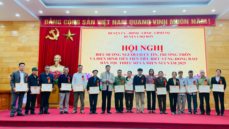 Đồng chí Tá Hữu Thăng, Huyện ủy viên, Chủ tịch Ủy ban MTTQ Việt Nam huyện trao Giấy khen cho Người có uy tín. img-2851.jpg