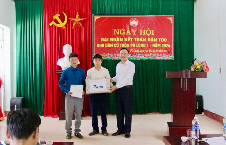 Đồng chí Đồng Văn Lưu, Phó Chủ tịch HĐND tỉnh trao quà của Tỉnh ủy, HĐND, UBND, Ủy ban MTTQ Việt Nam tỉnh cho bà con thôn Pù Lùng I. img-5223.jpg