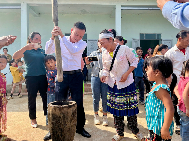 Đồng chí Đồng Văn Lưu, Phó Chủ tịch HĐND tỉnh trải nghiệm công việc giã bánh tại ngày hội. img-5213.jpg
