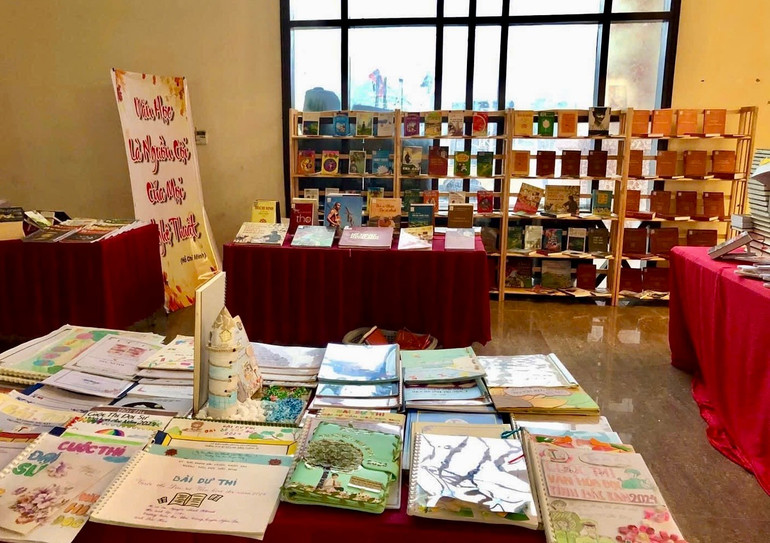 Hơn 1.500 đầu sách, báo, tạp chí được trưng bày. img-1631.jpg