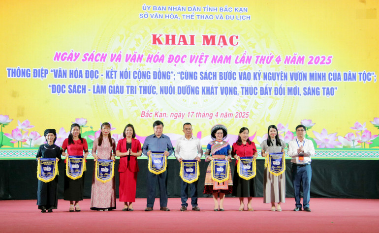 Lãnh đạo Sở Văn hóa, Thể Thao và Du lịch trao cờ lưu niệm cho các đội thi Tuyên truyền, giới thiệu sách. img-6853.jpg