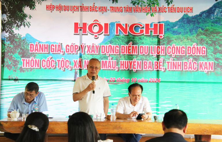 Ông Nguyễn Mạnh Thản, Phó Chủ tịch Hiệp hội Du lịch Việt Nam, Chủ tịch Hiệp hội Du lịch Hà Nội góp ý xây dựng điểm du lịch cộng đồng thôn Cốc Tộc cũng như hồ Ba Bể. fam-4-1680.jpg