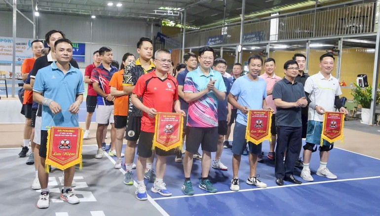 Trao cờ lưu niệm cho các đội thi đấu. img-5482.jpg