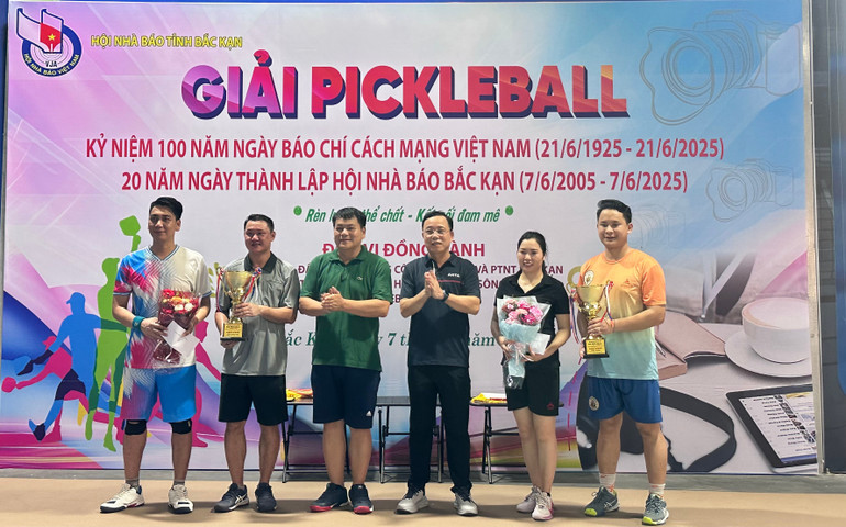 Trao giải Nhất cho các VĐV ở nội dung đôi nam và đôi nam nữ. img-5447.jpg