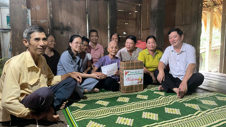 Đồng chí Triệu Quang Duy, Ủy viên BTV, Trưởng ban Dân vận Huyện ủy tặng quà cho bà Nông Thị Tạ, thôn Nà Cà, xã Yên Thượng. CD.jpg