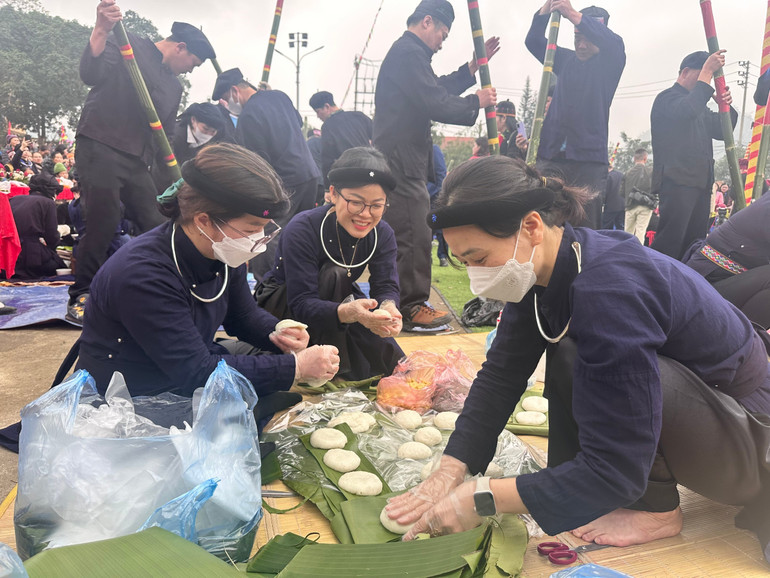 Cho Don women demonstrate their ingenuity in making rice cakes at ATK Cho Don Spring Festival. cho-don1.jpg