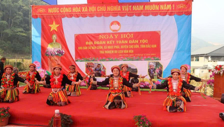 Women of Ban Cuon (Ngoc Phai commune, Cho Don) preserve traditional culture. cho-don.jpg