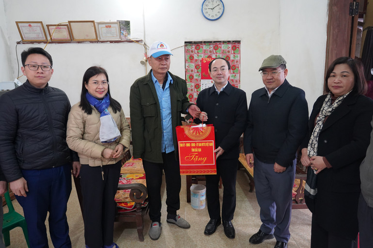 Đồng chí Chủ tịch UBND tỉnh tặng quà cho ông Nông Xuân Học, thương binh, thôn Bản Mạ, xã Quảng Bạch. img-8675.jpg