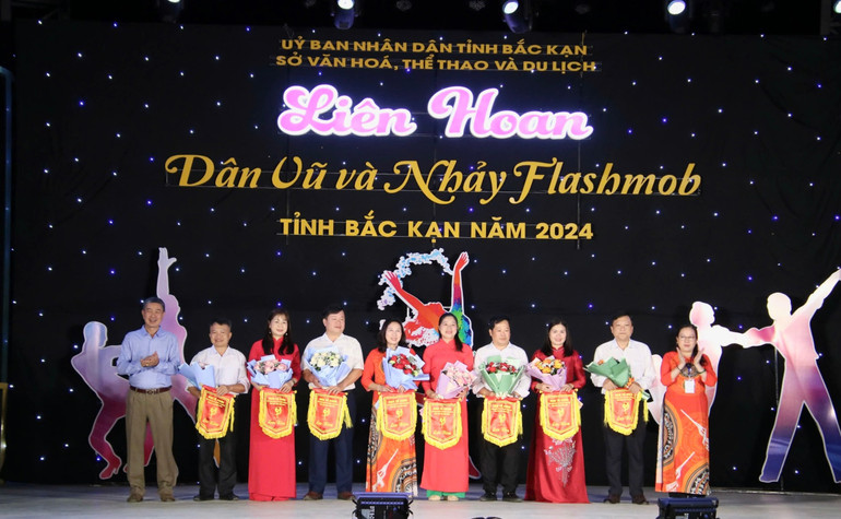 Đồng chí Hà Văn Tiến, Giám đốc Sở Văn hóa, Thể thao và Du lịch cùng đồng chí Hoàng Thị Dung, Phó Giám đốc Sở Văn hóa, Thể thao và Du lịch tặng hoa và trao cờ lưu niệm cho các đội. img-3300-8875.jpeg