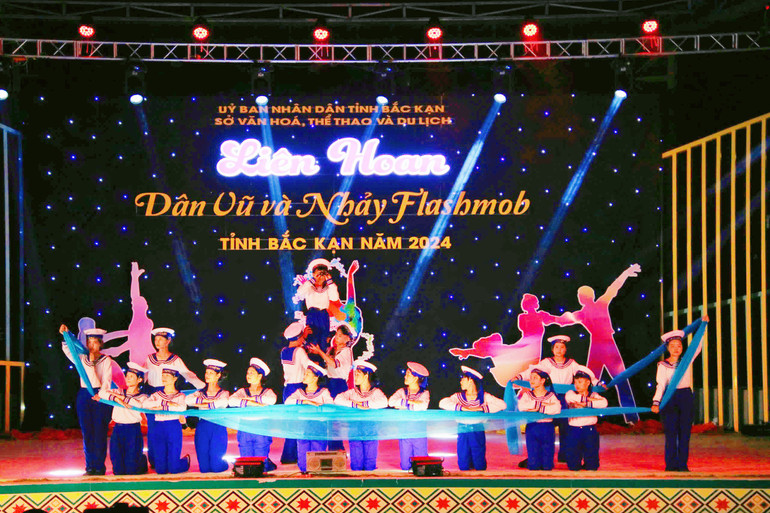 Tiết mục dân vũ “Tổ quốc gọi tên mình” do huyện Pác Nặm biểu diễn. img-3302-9444.jpeg