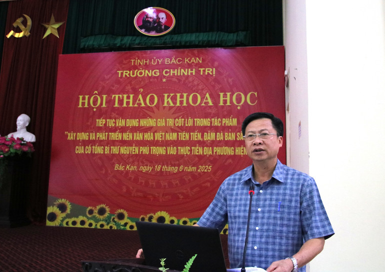 សមមិត្ត Pham Duy Hung សមាជិកគណៈកម្មាធិការអចិន្ត្រៃយ៍ ប្រធាននាយកដ្ឋានឃោសនា និងចលនាមហាជននៃគណៈកម្មាធិការបក្សខេត្ត ថ្លែងសុន្ទរកថាក្នុងសិក្ខាសាលា។ img-0462.jpg