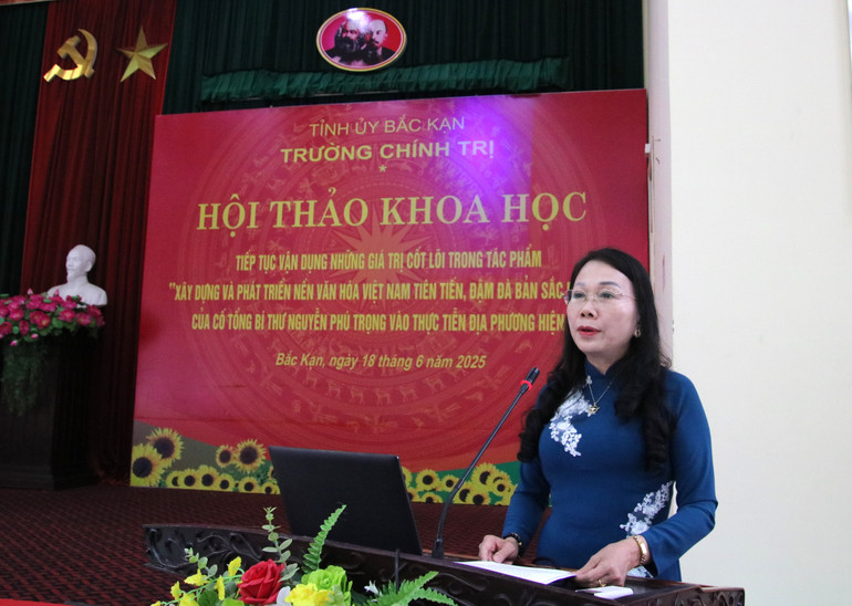 សមមិត្ត Au Thi Hong Tham នាយកសាលានយោបាយខេត្ត ថ្លែងសុន្ទរកថាបិទសិក្ខាសាលា។ img-0440.jpg