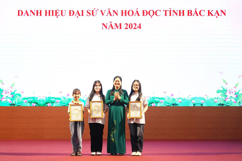 Đồng chí Hoàng Thu Trang, Ủy viên Ban Thường vụ Tỉnh ủy, Phó Chủ tịch UBND tỉnh trao danh hiệu đại sứ văn hóa đọc năm 2024. Dai su.jpg