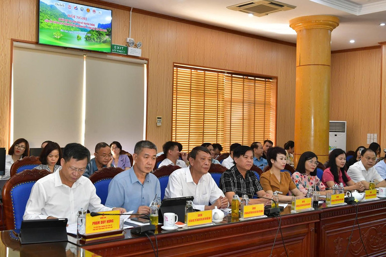 Lãnh đạo tỉnh Bắc Kạn và đại diện Sở Văn hóa, Thể thao và Du lịch 6 tỉnh Việt Bắc. 54.jpg