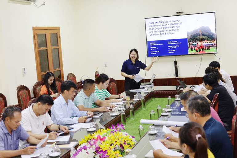 Bà Vũ Thị Hòa, giảng viên Trường Đại học Nông lâm Thái Nguyên giới thiệu về dự án. img-3839-4173-5101.jpeg