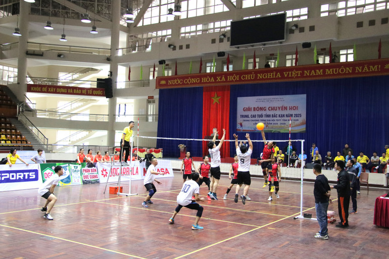 Trận chung kết nam nhóm tuổi từ 45 đến 51 giữa đội Pác Nặm và Bạch Thông. img-4688.jpg