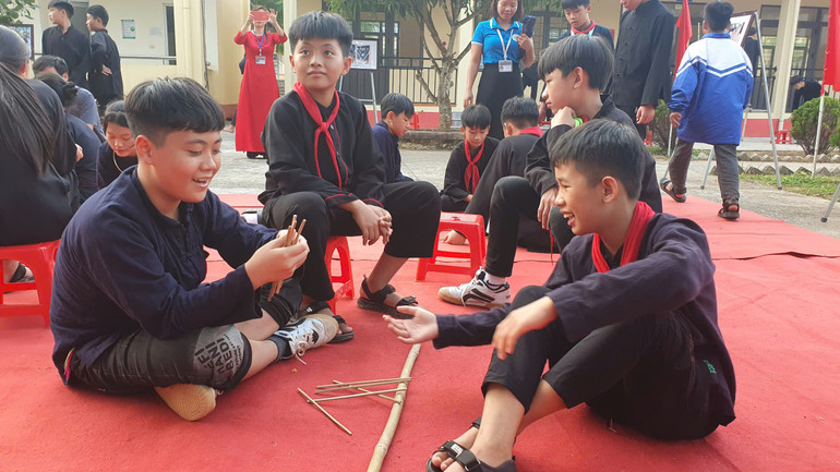 Học sinh tham gia các trò chơi dân gian. cm1.jpg
