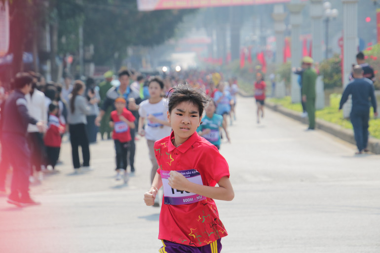 Các em học sinh tham gia ở nội dung 800m nữ tại Ngày Chạy Olympic vì sức khỏe toàn dân và Giải vô địch Việt dã tỉnh Bắc Kạn năm 2025. img-3106.jpg