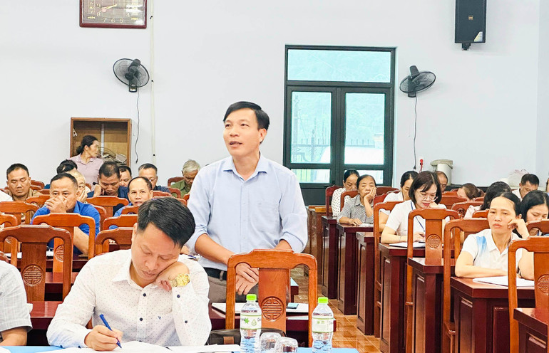 Cử tri thị trấn Bằng Lũng nêu ý kiến tại buổi tiếp xúc. CD11.jpg