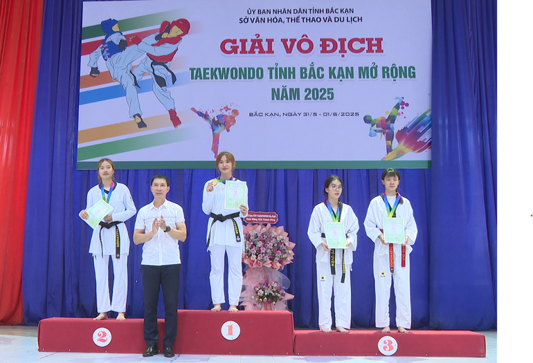 Ban Tổ chức trao giải cho các VĐV. 05.png