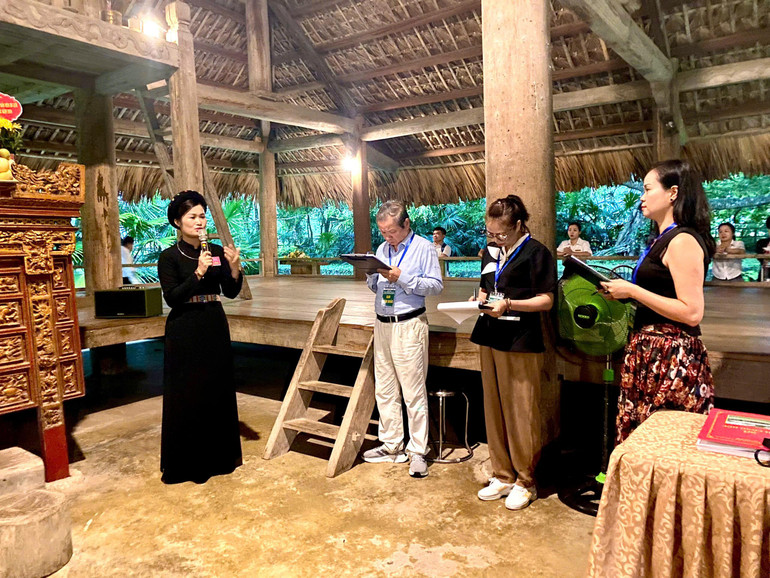 Thí sinh Trương Thị Mỹ Duyên thuyết minh giới thiệu về Đình Tân Trào với Ban giám khảo và du khách. Dinh Tan trao.jpg