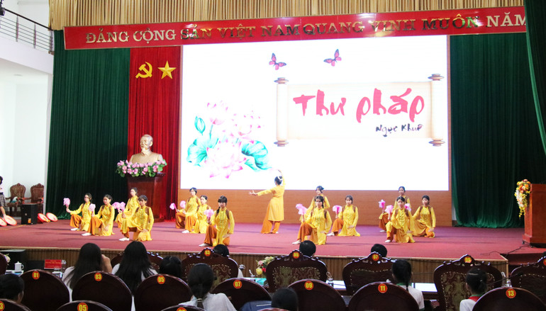 Chương trình văn nghệ chào mừng. Van nghe.jpg