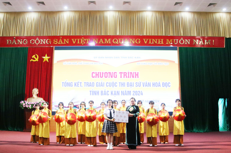Đồng chí Hoàng Thị Dung, Phó Giám đốc Sở Văn hóa, Thể thao và Du lịch tặng quà cho đội văn nghệ. Van nghe 1.jpg