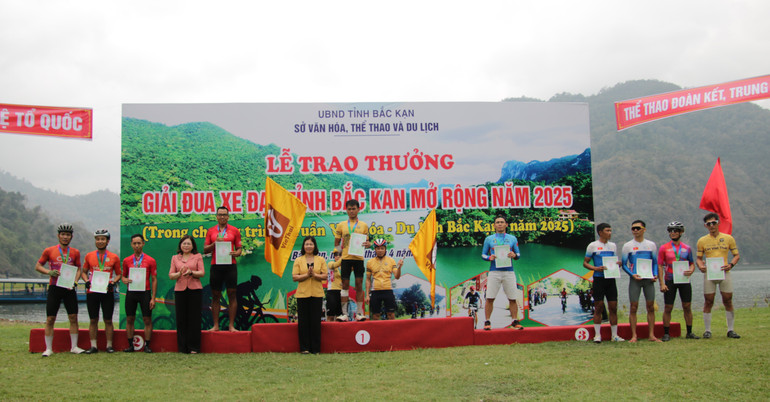 Trao giải nam nhóm 1 , từ 18 đến 35 tuổi. img-9685.jpg