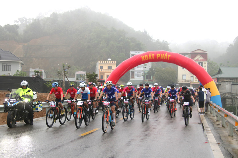 Các VĐV nam nhóm 1,2 cự ly 48km xuất phát. img-9635.jpg