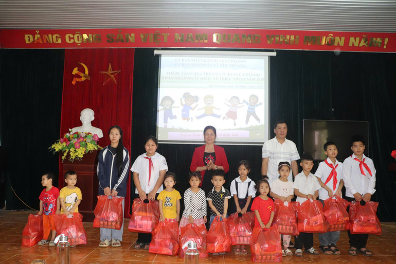 Trao quà cho thiếu nhi tại xã Yên Thượng. yt.jpg