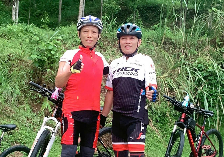 Ông Tăng Văn Vinh cùng các thành viên Câu lạc bộ xe đạp kết nối đam mê – thành phố Bắc Kạn đang tích cực luyện tập cho Giải đua xe đạp địa hình tỉnh Bắc Kạn mở rộng năm 2024. xe dap.jpg