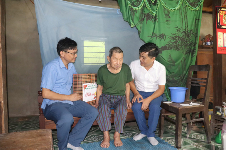 Đồng chí Triệu Đức Phú, Ủy viên BTV Huyện ủy, Phó Chủ tịch HĐND huyện Chợ Đồn thăm, tặng quà ông Ma Đình Thơ, thôn Nà Ngần, xã Tân Lập. Na Ngan.jpg