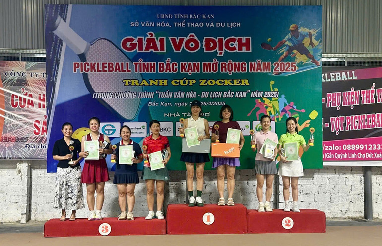 Các đôi nữ đoạt giải. giai-2.jpg