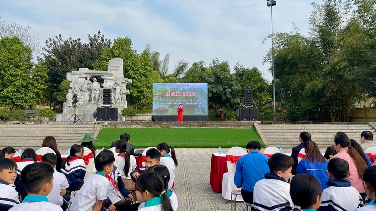Đồng chí Hoàng Thị Dung, Phó Giám đốc Sở Văn hóa, Thể thao và Du lịch phát động Cuộc thi. img-1229.jpg