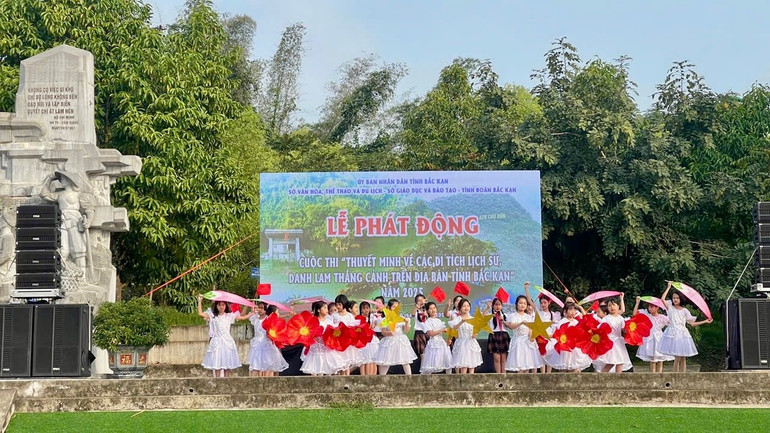 Văn nghệ chào mừng Lễ phát động. img-1222.jpg