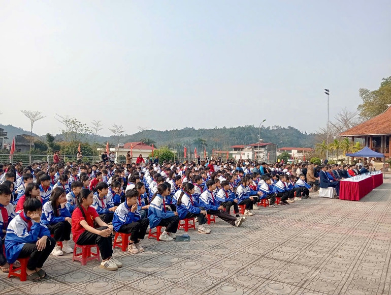 Đại biểu và các em học sinh tham dự Lễ phát động. img-1223.jpg