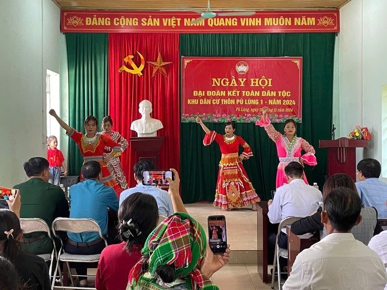 Bà con thôn Pù Lùng I biểu diễn văn nghệ tại ngày hội. img-5143.jpg