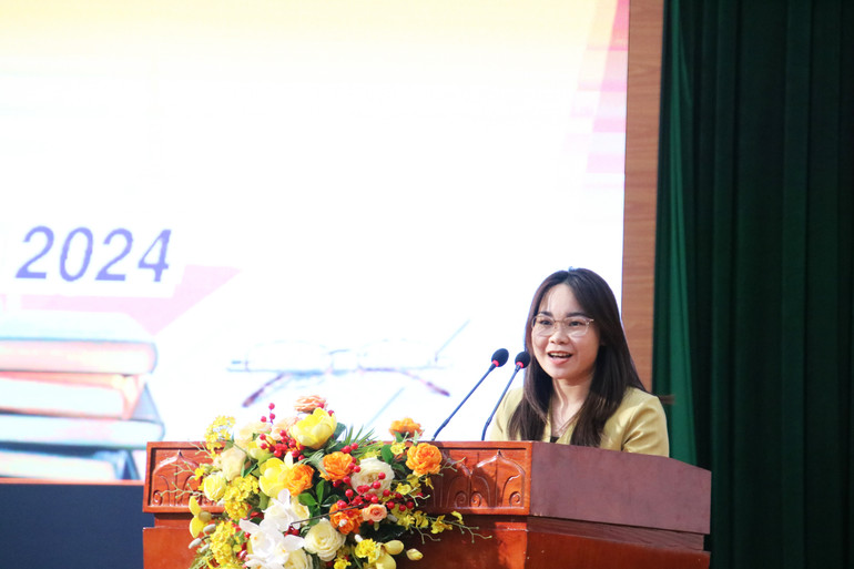 Nhà thơ Phùng Thị Hương Ly, biên tập viên Tạp chí Văn nghệ Ba Bể chia sẻ, truyền cảm hứng sáng tác cho thanh thiếu nhi. Dieu Ly.jpg