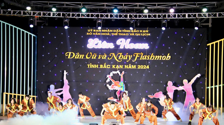Tiết mục Flashmob “Đám cưới chuột” do Trường THPT Bắc Kạn biểu diễn. img-3295-8125.jpeg